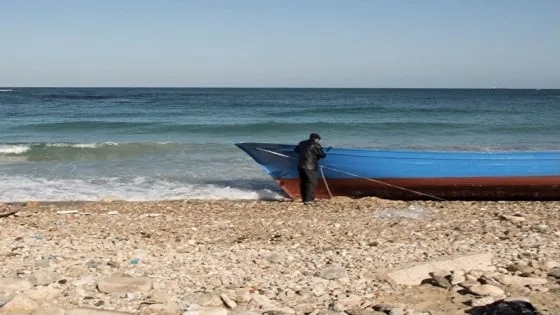 جُنوح قارب صيد تقليدي محمل بالسجائر ومادة المعسل بالشريط الساحلي المُقابل لحي الوحدة