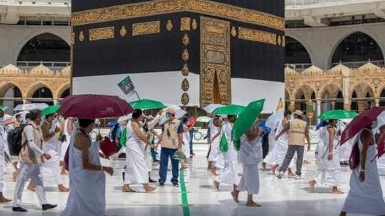 تجاوزت 42 درجة.. مليون حاج يواجهون موجة حر شديد ببلاد الحرمين