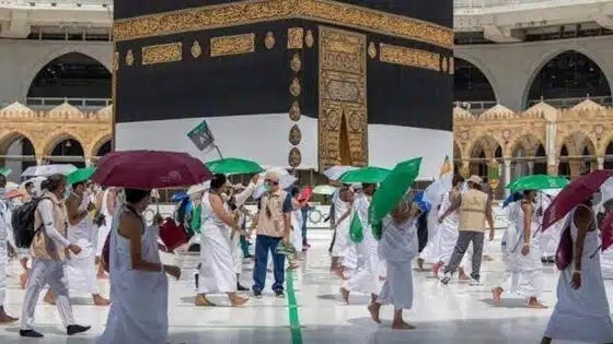 تجاوزت 42 درجة.. مليون حاج يواجهون موجة حر شديد ببلاد الحرمين