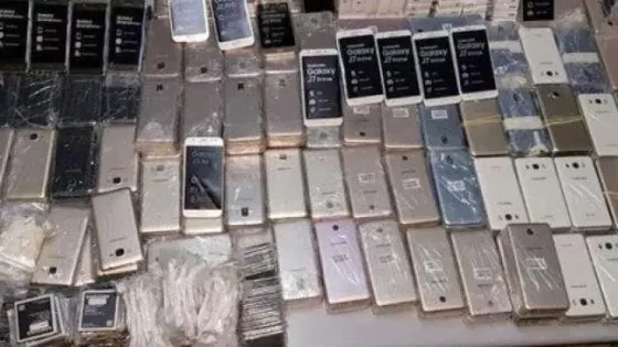 بقيمة مليون درهم… إحباط محاولة تهريب 1066 هاتف نقال بمعبر الحدودي مليلية