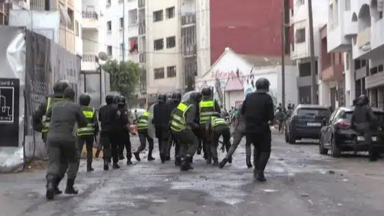 إصابة 12 شرطيا وتوقيف 55 مشجعا في أحداث شغب خلال مباراة الرجاء والفتح 
