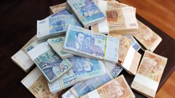 مجهولون يسرقون عشرات الملايين من سيدة بطريقة هوليودية بالعيون(فيديو)