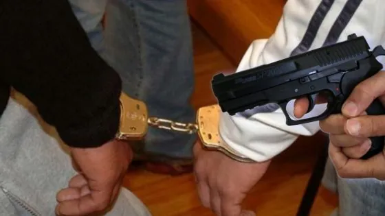 الفرقة الوطنية توقف متشردين سرقا السلاح الوظيفي لشرطي ومديرية الأمن تعاقبه