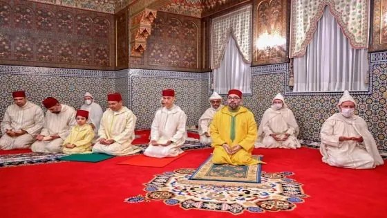 الملك يأمر بفتح المساجد التي شيدت أو أعيد بناؤها في وجه المصلين