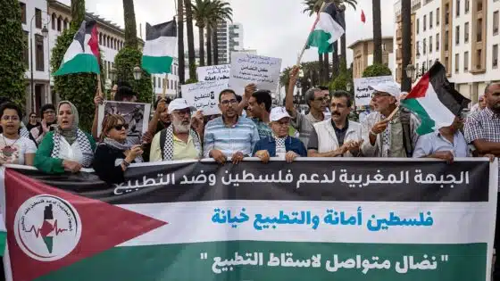 الجبهة المغربية لدعم فلسطين تخلد يوم الأرض بالاحتجاج ضد التطبيع أمام مقر البرلمان