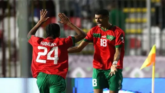 المنتخب المغربي يفوز على نظيره الجزائري داخل ميدانه ويتأهل إلى نصف النهائي