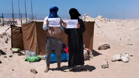 شبح البطالة يدفع ثلاث شباب للإعتصام امام الميناء الأطلسي بالداخلة