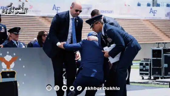 البيت الأبيض: بايدن “بخير” بعد تعثره وسقوطه أرضا خلال حفل