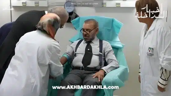 الملك محمد السادس يزور المصـ.ـابين بالمستشفى الجامعي بمراكش ويتبرع بالدم لفـائدة جـ.ـرحى الـ.ـزلزال