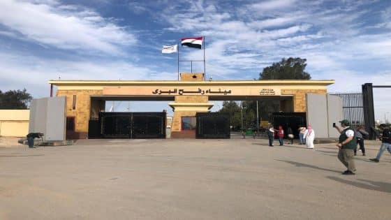 مغاربة بمعبر رفح ينتظرون مندوب المملكة بمصر من أجل العودة الى أرض الوطن.