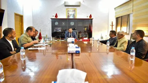 رئيس جماعة الداخلة يعقد لقاءا تواصليا مع أمناء الحرفيين بالمدينة