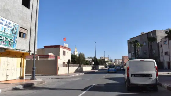 جماعة الداخلة تُزيل الأعمدة الكهربائية القديمة و تواصل عملية تأهيل شبكة الإنارة العمومية