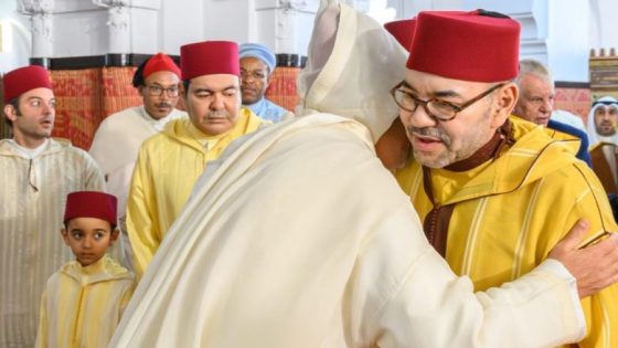 الملك يؤدي صلاة عيد الفطر بالمسجد المحمدي بالدار البيضاء ويتقبل التهاني