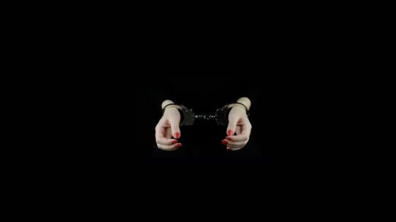 الجمارك توقف مواطنة إسبانية بحوزتها 1431 قرصا من القرقوبي