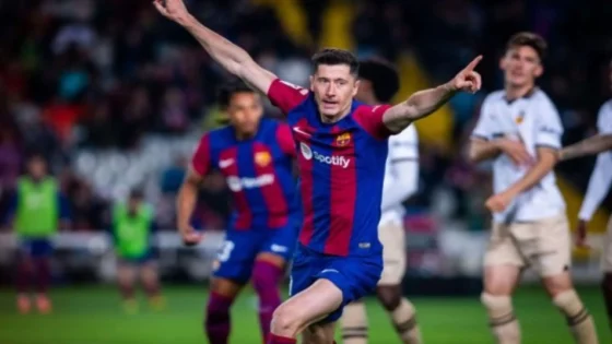 هاتريك ليفاندوفسكي يقود برشلونة لفوز مثير على فالنسيا