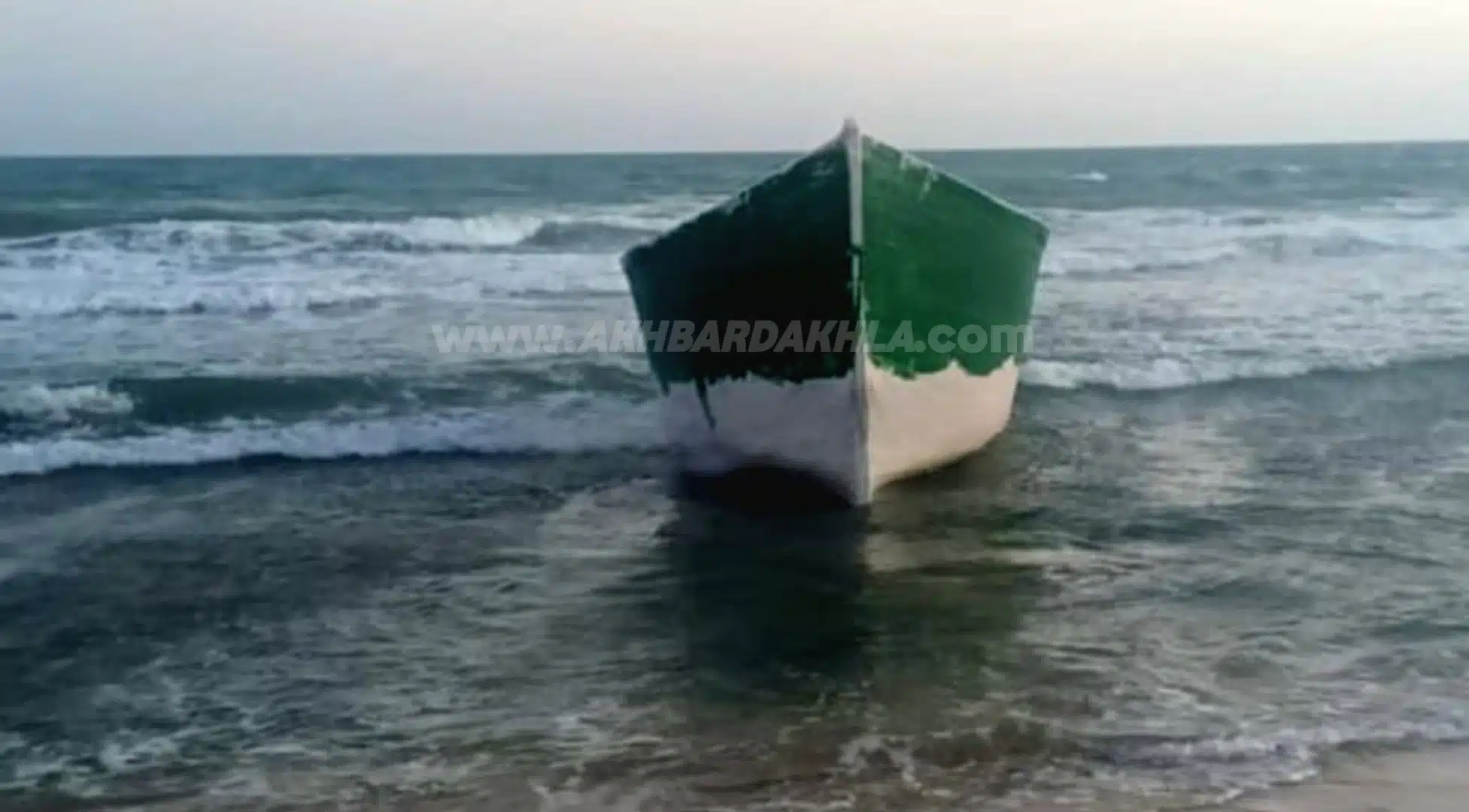 قارب محمل بالسجائر والمعسل 