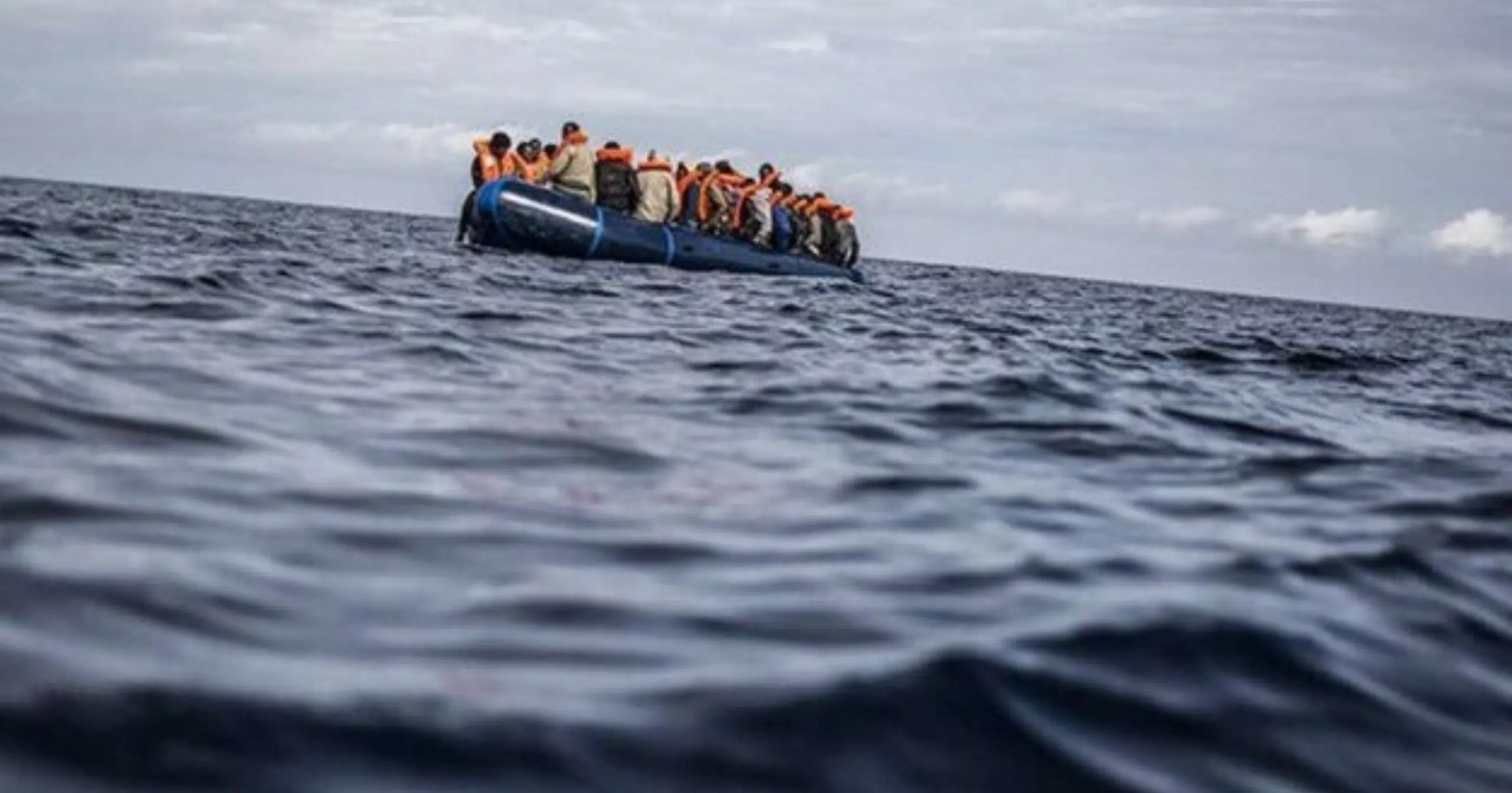غرق قارب مهاجرين قبالة جزر الكناري يسفر عن مقتل 9 وفقدان 48 آخرين
