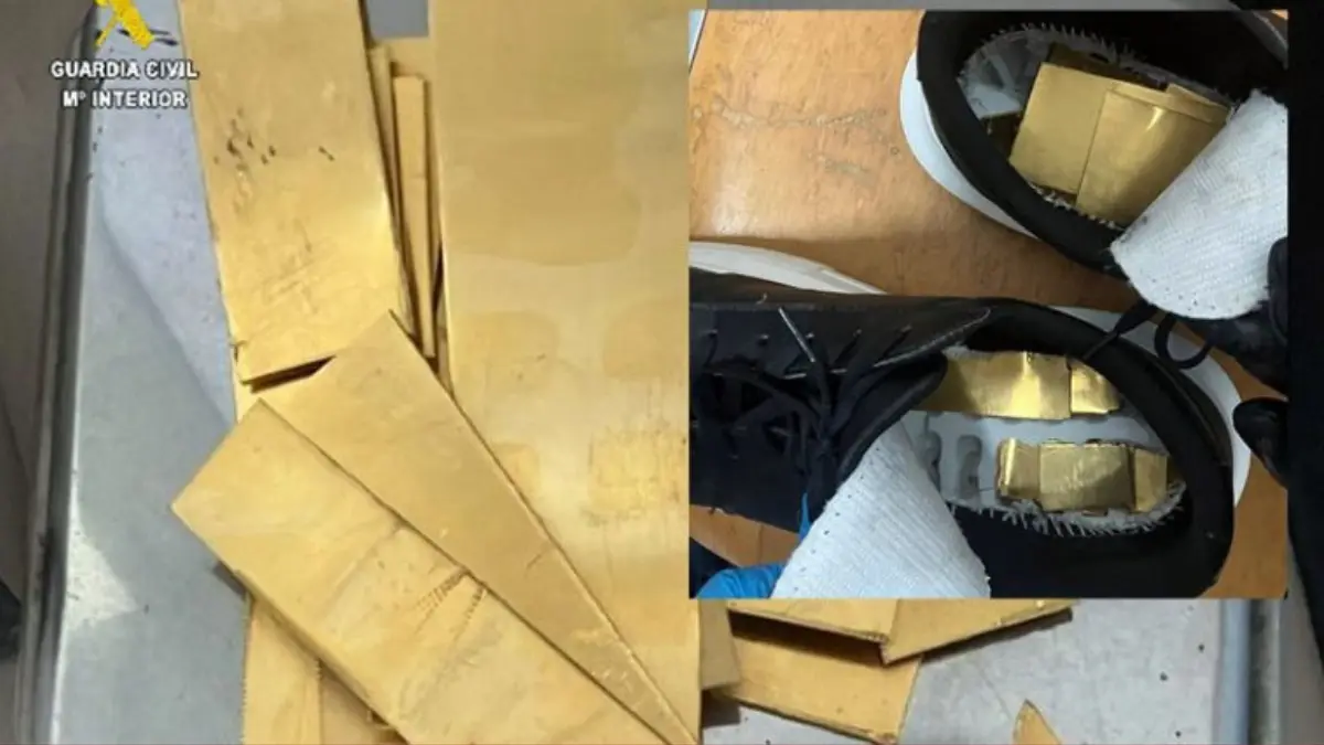 ذهب مخبأ داخل أحذية رياضية