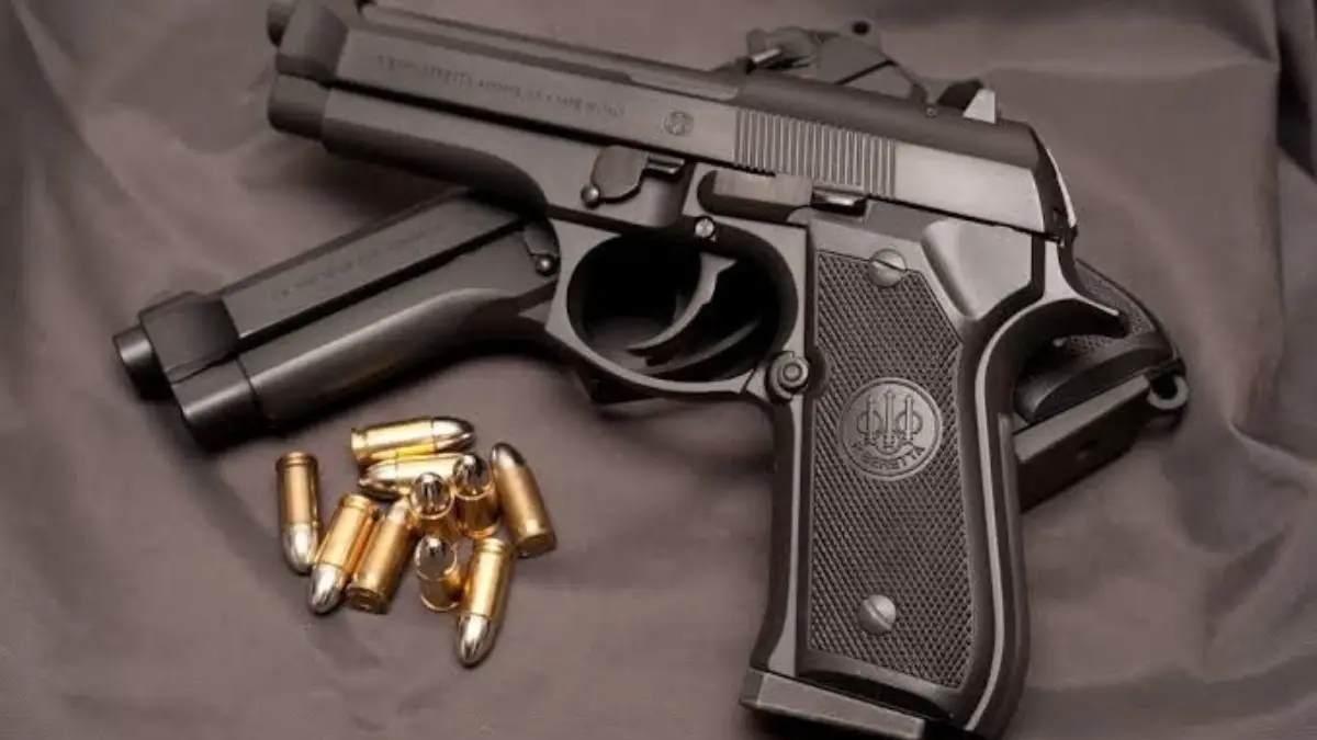 محاولة سائح فرنسي إدخال مسدس