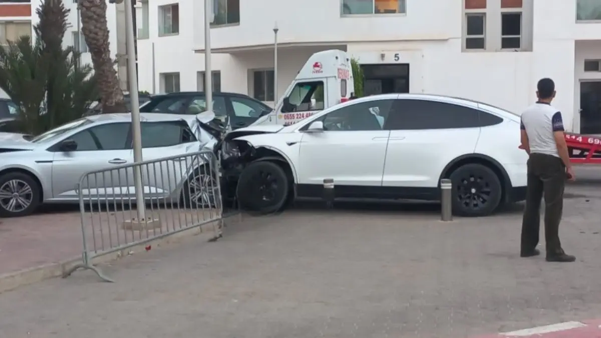 سيارة تيسلا الذكية